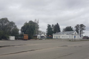 В Гусь-Хрустальном утонувшую в темноте остановку забыли покрыть навесом