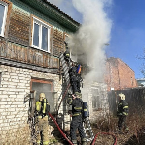 Из горящего дома в Коврове эвакуировали 3 взрослых и 2 детей