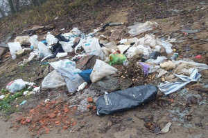 В Александрове плотину завалили мусором