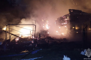 Во Владимирской области мощный пожар охватил два дома