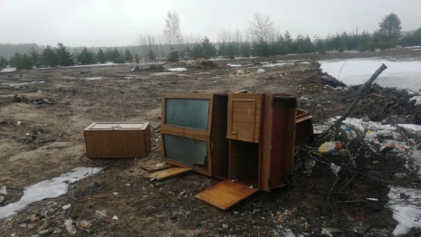 У плотины в Красной Горбатке нашли мусорную свалку 