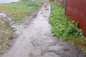 В Юрьев-Польском дожди затопили тротуары