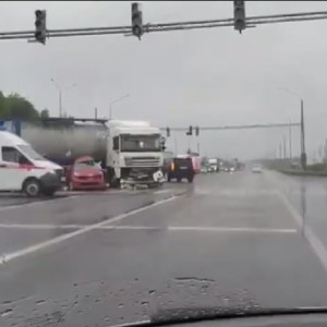 Во Владимирской области легковушку смяло после ДТП с фурой на трассе М-7 Волга