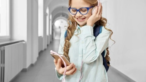 Владимирским школьникам запретят использовать смартфоны на уроках