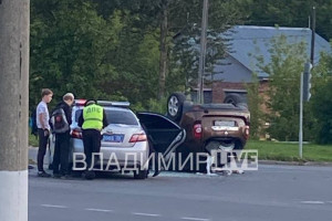 Во Владимире машина перевернулась при массовом ДТП на перекрестке
