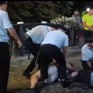 В День города во Владимире полицейские скрутили двоих парней: появилось видео