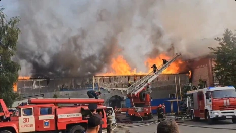 Полыхающее бюро ритуальных услуг в Гусь-Хрустальном сняли на видео