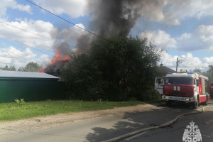 В центре Владимира загорелся частный дом