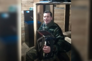 Экс-омбудсмен Владимирской области сыграл на гармони в зоне СВО