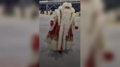В Юрьев-Польском заметили Деда Мороза на коньках