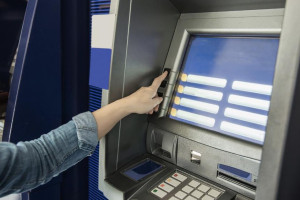 В Коврове бывшая сиделка украла 33 тыс. рублей с карты пенсионерки
