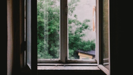 Во Владимире из окна третьего этажа выпала 2-летняя девочка 