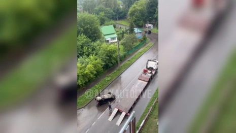 Во Владимирской области машина слетела с эвакуатора и перевернулась