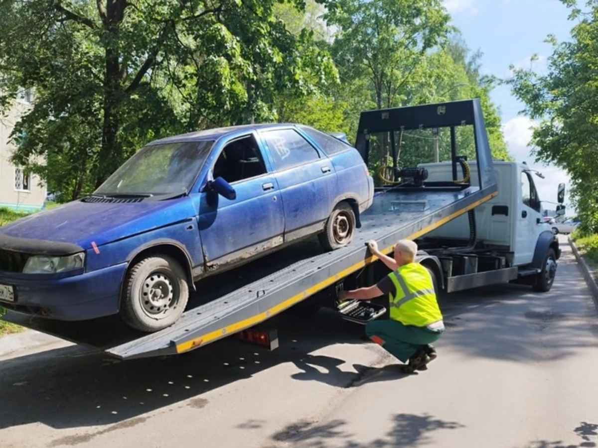 Во Владимире брошенные машины с улицы Безыменского увезли на стоянку для  автохлама - День во Владимире