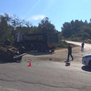 Во Владимирской области ВАЗ влетел под грузовик: есть погибший