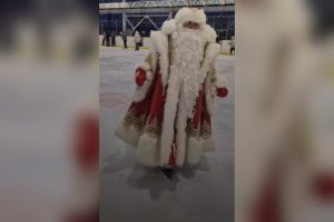 В Юрьев-Польском заметили Деда Мороза на коньках