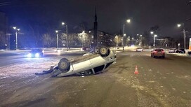 В Коврове пьяный 25-летний водитель влетел в бетонный забор и перевернулся на «двенашке»