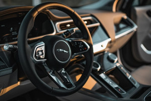 Пьяный житель Владимира напал на полицейского из-за находящегося в розыске Jaguar XF