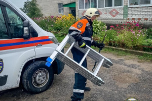 
Во Владимирской области спасатели через окно проникли в квартиру попавшей в ловушку женщины