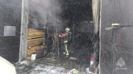 Во Владимире огонь охватил гараж с грузовиком внутри