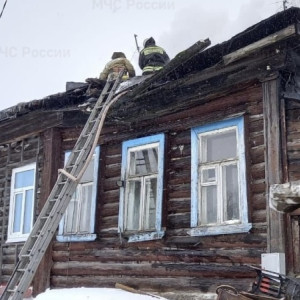 Во Владимирской области мощный пожар охватил частный дом