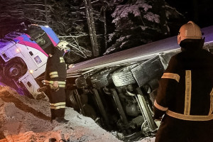 В Камешковском районе водителя зажало в завалившейся на бок фуре