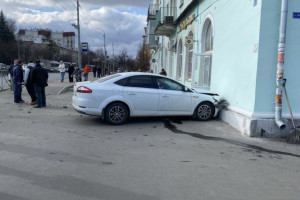 Во Владимире иномарка вылетела на тротуар после столкновения с другим авто