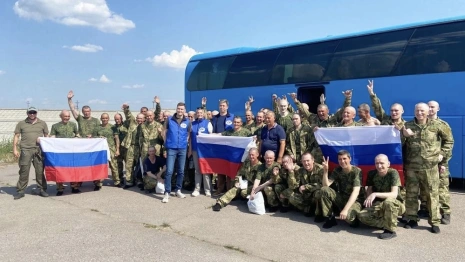 Вызволенного из украинского плена владимирского бойца доставили в Москву на самолете