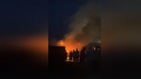 Во Владимирской области очевидцы сняли на видео крупный пожар на мебельной фабрике