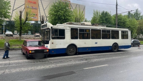 На проспекте Строителей во Владимире троллейбус протаранил «семерку»