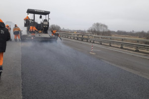 На мосту через Колокшу во Владимирской области залатали ямы