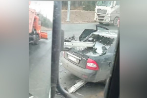 Во Владимирской области водитель и пассажиры чудом выжили в пробитой насквозь легковушке