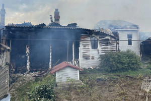 В Кольчугино мощный пожар охватил 100 квадратов в частном доме