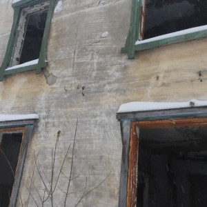 Чиновников из Гусь-Хрустального через суд обязали снести заброшенный дом