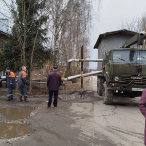 Во Владимире грузовик снес трубу с горячей водой