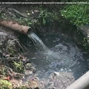 В деревне под Владимиром канализация размыла землю до оврага