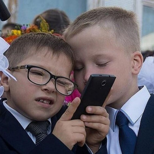 У владимирских школьников будут отбирать телефоны перед занятиями