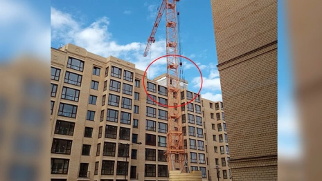 У проблемного дома в Коммунаре разобрали один из лишних этажей