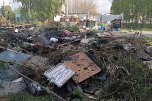 В Судогодском районе территорию у сельской школы завалили мусором