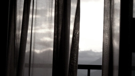 На балконе владимирской многоэтажки нашли повешенного мужчину