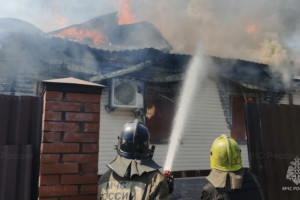 В деревне Измайлово под Александровом мощный пожар охватил частный дом