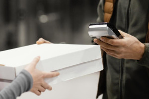 Во Владимире 68-летняя сотрудница пункта выдачи заказов украла товары на 200 тыс. рублей