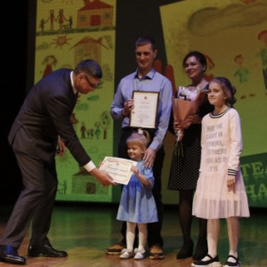 Александр Авдеев наградил семьи Владимирской области