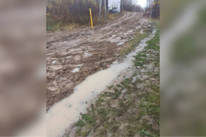 В поселке под Гороховцом дорога превратилась в болото после замены водопроводных труб