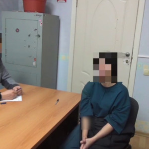 Появилось видео допроса выбросившей ребенка 19-летней матери из Коврова