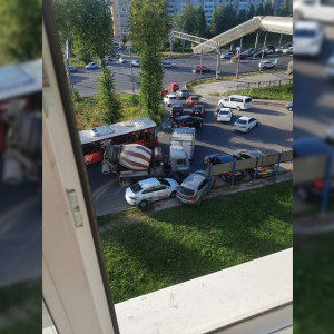 Бетономешалка снесла 3 машины у НИКТИДа во Владимире