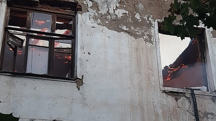 Во Владимирской области крупный пожар охватил заброшенный дом