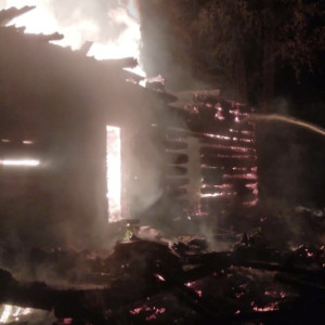 В деревне под Александровом мощный пожар охватил частный дом