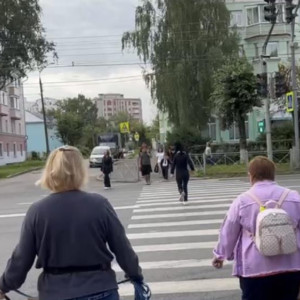 На пешеходных переходах во Владимире зазвучали школьные песни