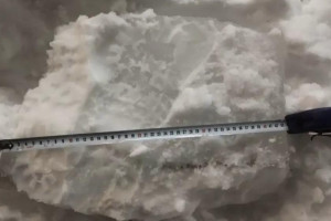 В Коврове огромная глыба льда рухнула с крыши на прохожую